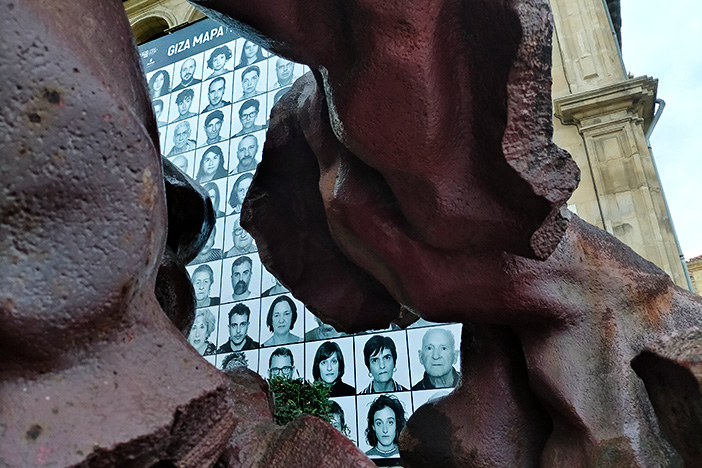 'Giza mapa', de Txelu Angoitia a través de una escultura de Larrea. Iban Gorriti